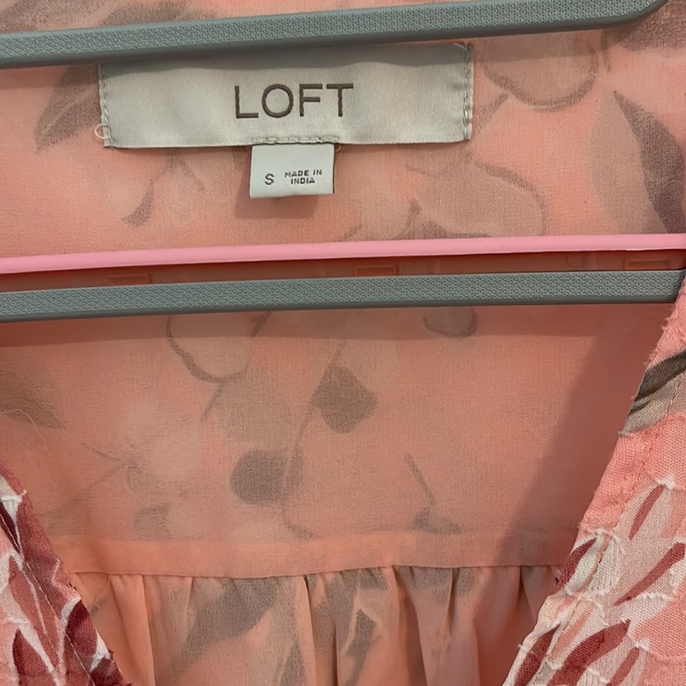 NWOT Loft Pink Floral Flutter Cap Sleeve Shell top blouse sz. Small - Picture 3 of 12